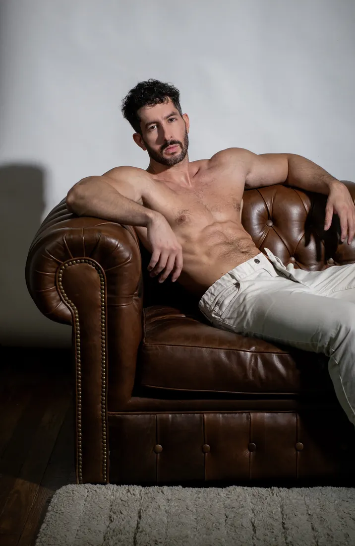 Hombre sentado en un sillón Chesterfield de cuero